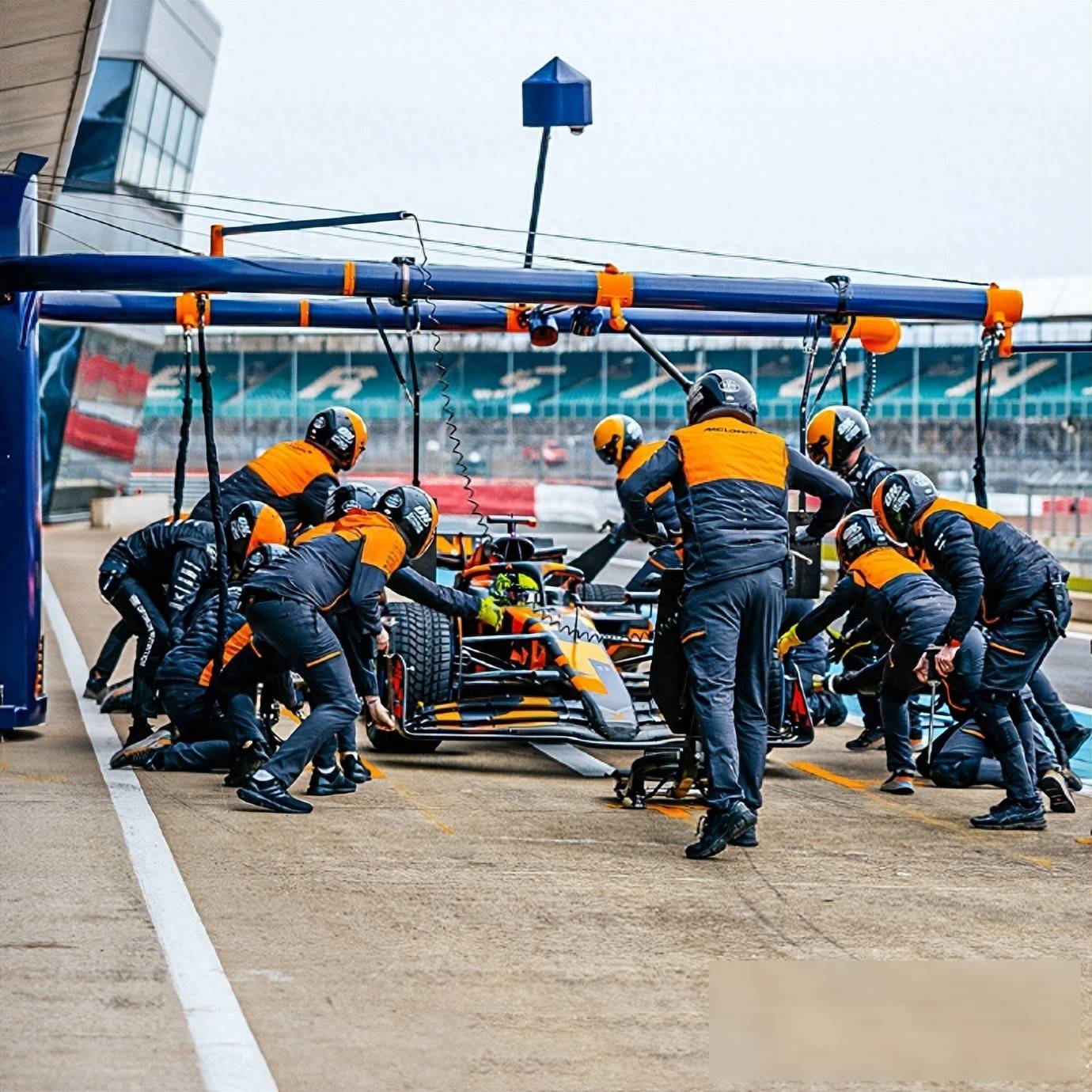 pg电子试玩网-雷诺车队险胜梅赛德斯，维斯塔潘扛起全队