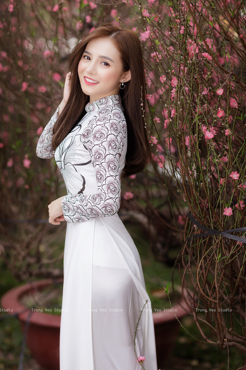 东方巨龙吞没密尔沃基，当浓眉的巨浪撞上上海队的铜墙铁壁